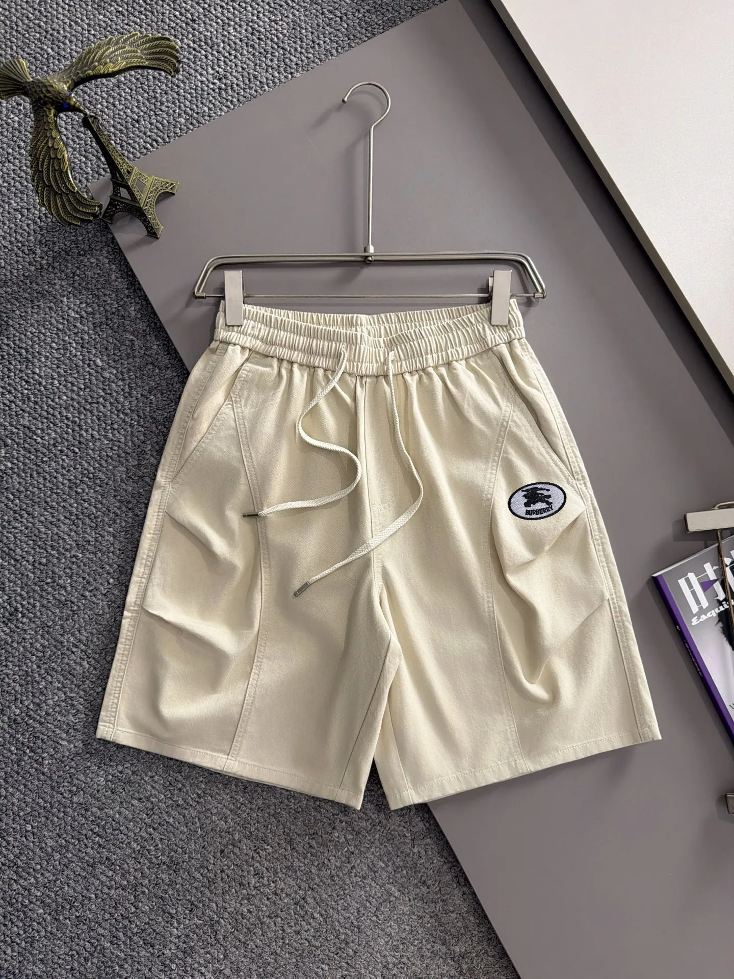 Burberry's 2026 spring and summer New Arrival elasticated casual shorts, made from counter-customized fabrics, Breathable, high comfort, impeccable details, brand element design concept, reflecting high quality. It feels delicate and soft! It presents a casual cut and the upper body shape is great! Sizes:S-2XL